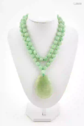 CHINESE GREEN JADE BEADED NECKLACE WITH PENDANT