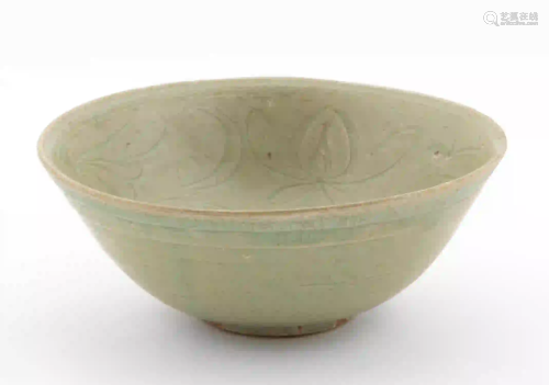 CHINESE ROUND CELADON BOWL, INCISED FLORAL MOTIF