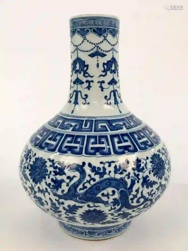 CHINESE QING STYLE BLUE AND WHITE TIANQIUPING VASE