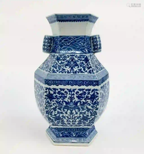 CHINESE QING STYLE BLUE AND WHITE FOLIATE VASE