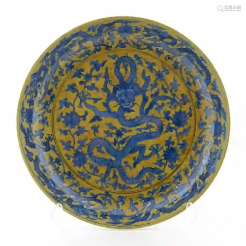 LARGE CHINESE FAMILLE JAUNE DRAGON CHARGER