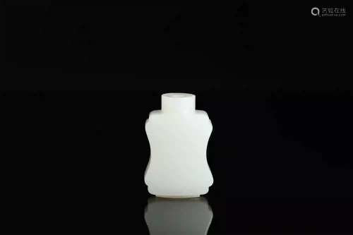 A Hetian White Jade Snuffle Bottle Qing Dynasty