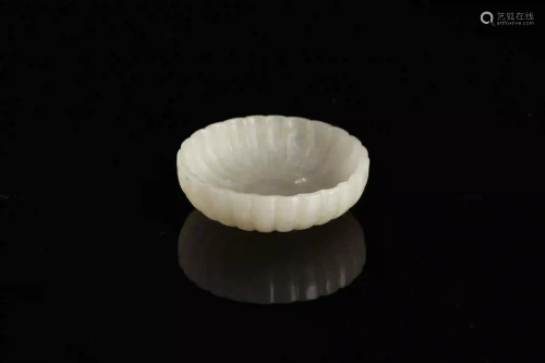 A Carved Hetian Jade Lobed Dish Qing Dynasty