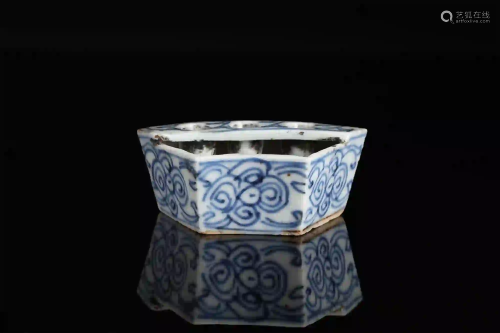 A Blue and White Bird Feeder Pot Qing Dynasty