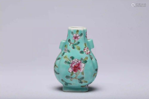 A Famille Rose Floral Snuffle Bottle Qing Dynasty