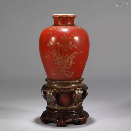 Coral Red Ground And Gilt Vase Qing Dynasty