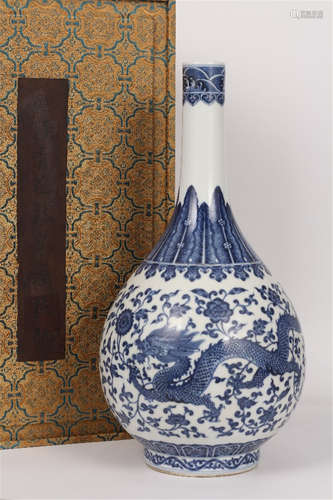 A Chinese Blue and White Porcelain Vase