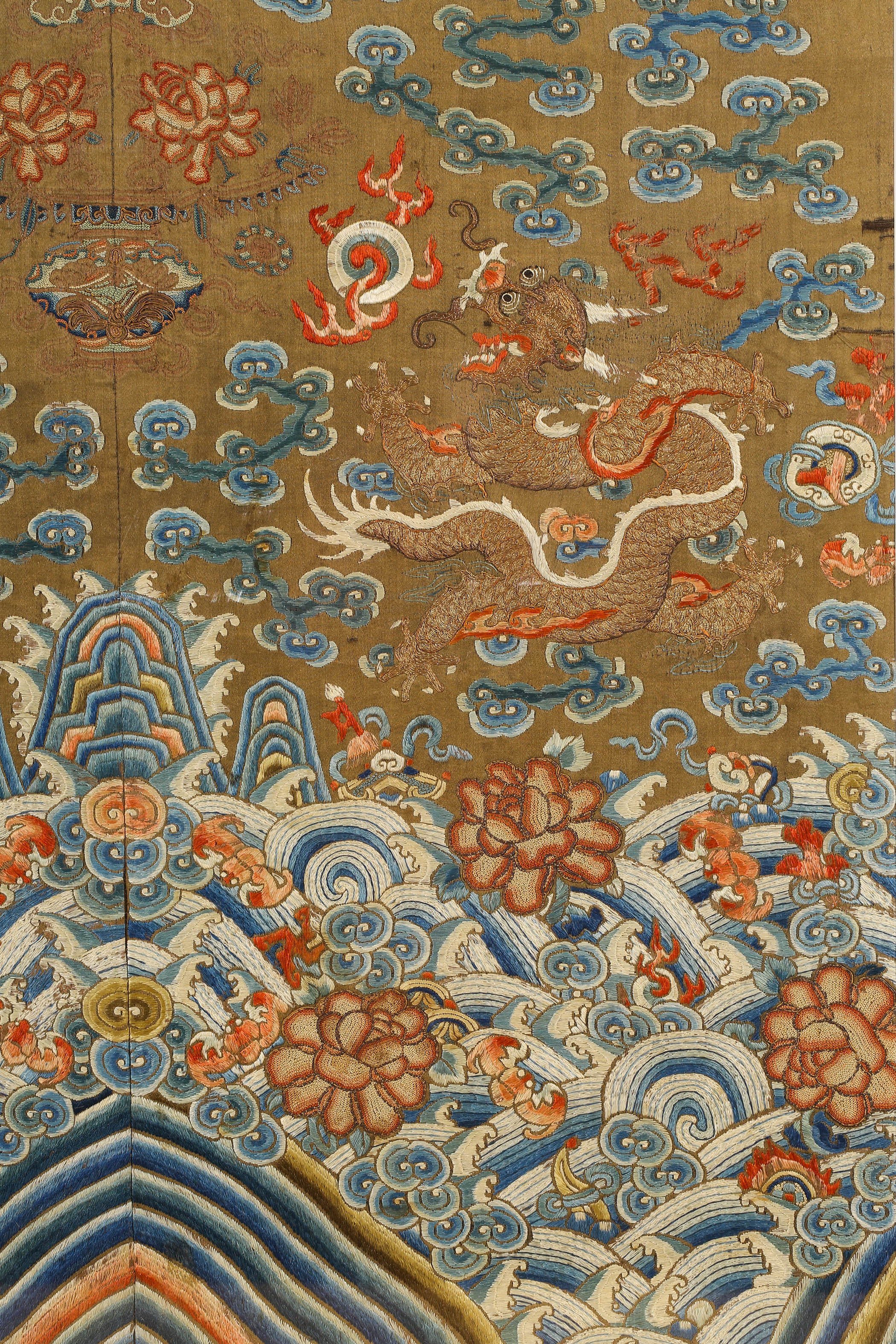 是一件清代晚期蜀绣的龙袍衣料的裁片,盘金绣工艺绣五爪金龙三,正龙一