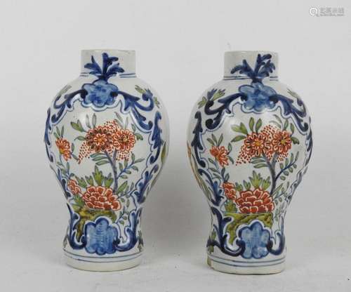 DELFT fin XIXème début XXème. Paire de petits vase…