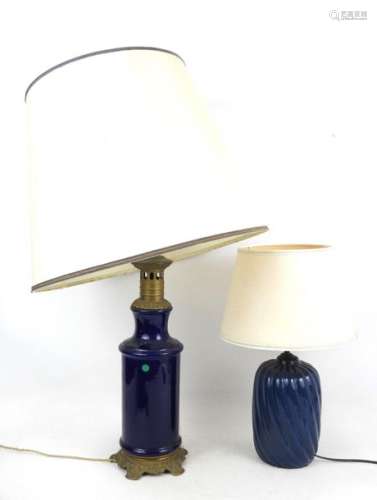 LOT DE DEUX LAMPES en céramique à fond bleu. Haut.…