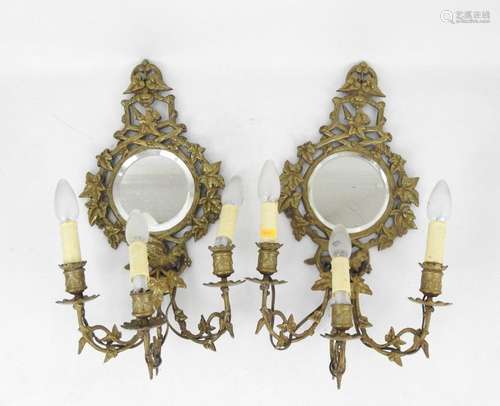 PAIRE D'APPLIQUES miroirs à trois bras de lumière …