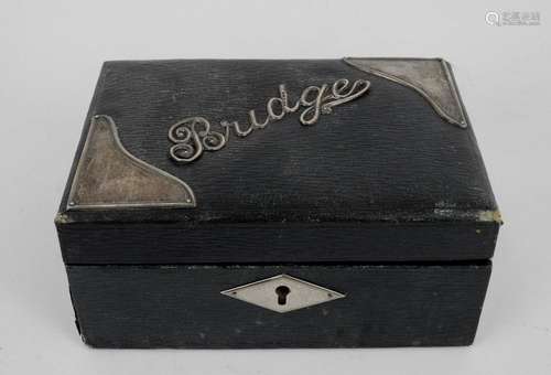 BOITE DE JEU de bridge en bois gainé de cuir. Renf…