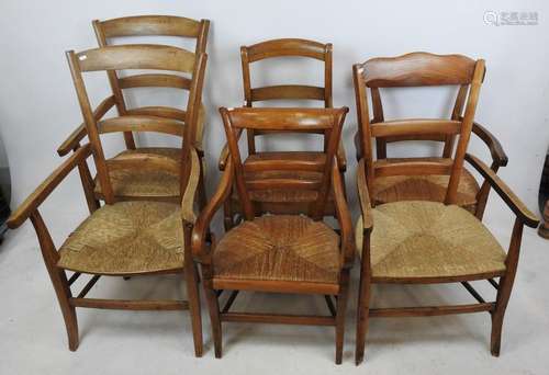 LOT de six chaises en bois et assises paillées, dé…