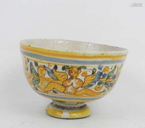 COUPE sur pied en faïence polychrome à décor de sp…