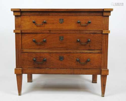 COMMODE de style Louis XVI en bois teinté, ouvrant…