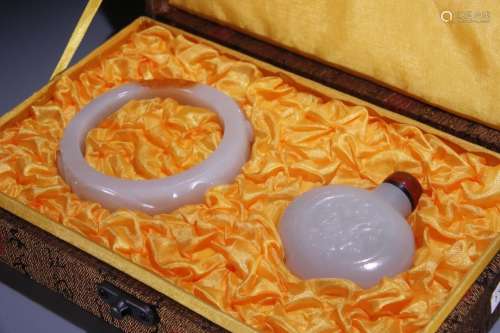 A Set of Hetian Jade Snuff Bottle and Bangle