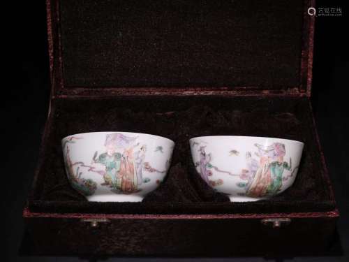Pair of Famille Rose Porcelain Bowls