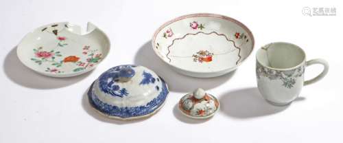 Chinese porcelain, to include two vase lids, famille rose saucer, foliate decorated saucer,
