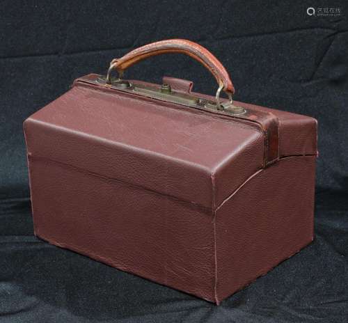 An early 20th century Gladstone type dressing case, fitted interior, c.1910