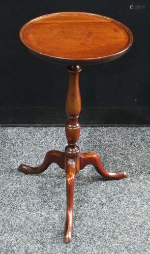 A Victorian mahogany tripod wine table, circular top, turned pillar, cabriole legs, pad feet. 55cm