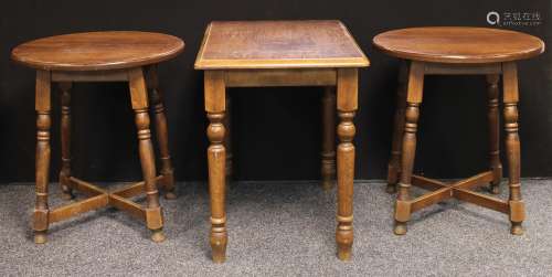 A pair of 20th century oak pub tables, circular tops, turned legs, X-stretcher, 73cm high, 67cm