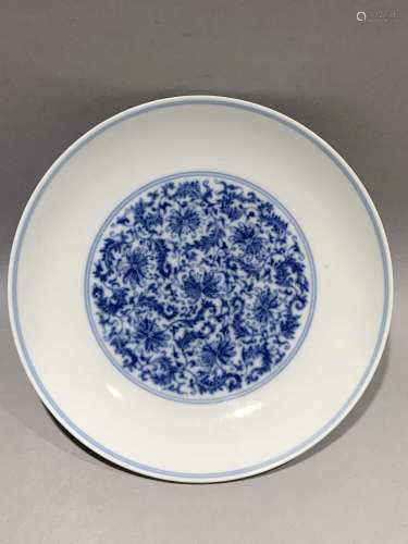 Blue and white flower decorative plate