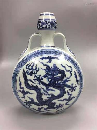 A MING DYNASTY XUANDE DOUBLE EARS DRAGON FLAT BOTTLES WITH BLUE AND WHITE FLOWERS