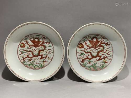 A pair of doucai dragon pattern plates
