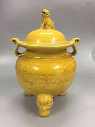 A MING DYNASTY HONGZHI YELLOW THREE-LEGGED INCENSE BURNRE WITH LID AND DOUBLE EARS