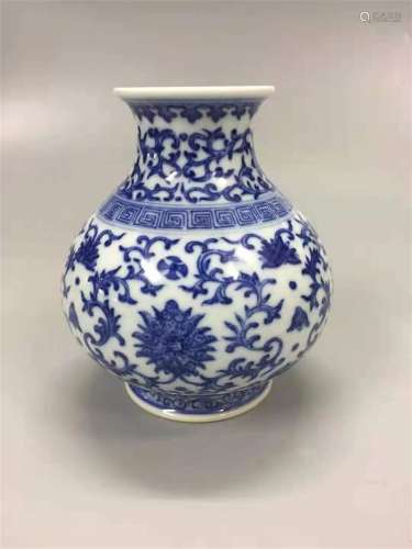 A QING DYNASTY QIANLONG BLUE AND WHITE BOTTLE