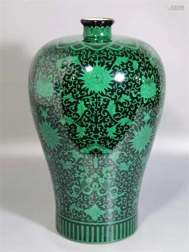 A QING DYNASTY KANGXI BLACK GROUND GREEN LOTUS FLOWER PLUM BOTTLE