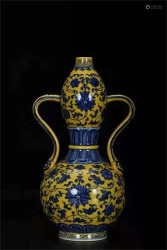 A QING DYNASTY QIANLONG BLACK AND WHITE YELLOW GLAZE LOTUS FLOWER GOURD BOTTLE WITH TWO EARS