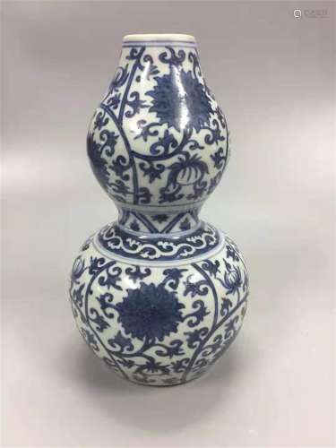 A MING DYNASTY ZHENGDE GUANYAO BLACK AND WHITE GOURD BOTTLE