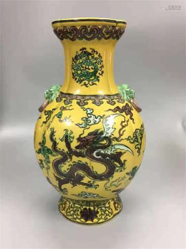 A QING DYNASTY KANGXI YELLOW GROUND PLAIN TRICOLOR HAT-COVERED BOTTLE