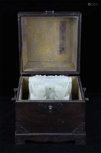 Hetian jade white jade copper gilt jade seal inlaid with precious animal button