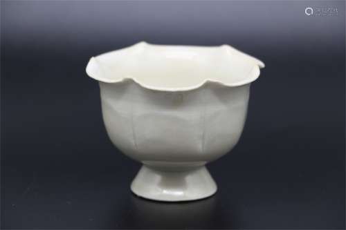 White glazed flower mouth lamp in Northern Song Dynasty