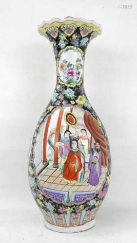 CHINE XXème. Vase balustre en porcelaine à décor p…