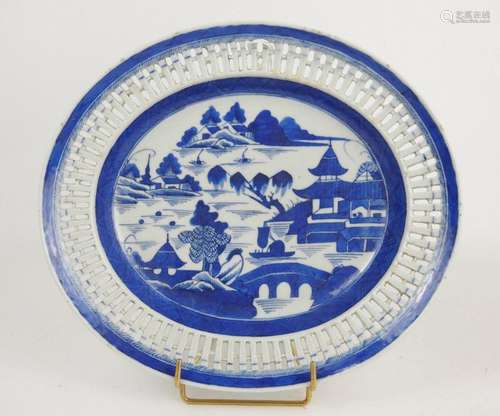 CHINE : Plat ovale en porcelaine à décor blanc ble…