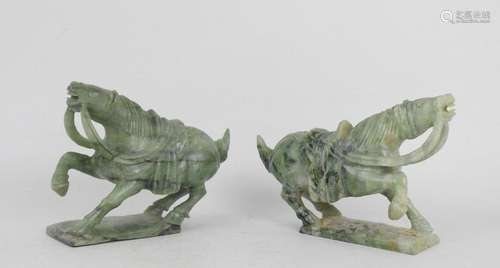 CHINE : Paire de chevaux en pierre dure sculptée. …