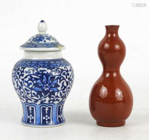 CHINE : Petit pot couvert en porcelaine blanc bleu…