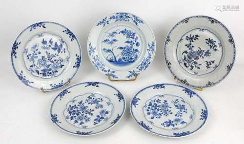 CHINE XIXème. Cinq assiettes en porcelaine décor b…