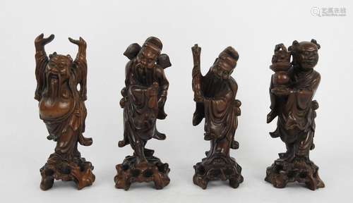 CHINE : Quatre personnages en bois sculpté. Haut.:…