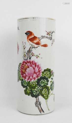 CHINE XXème. Vase rouleau en porcelaine à décor de…