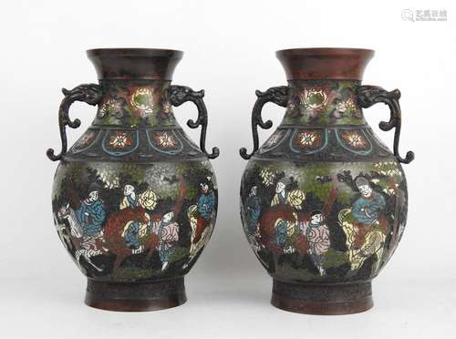 CHINE : Paire de vases en bronze et émaux cloisonn…