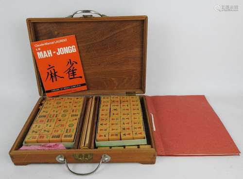 JEU DE MAH JONG dans une boite en bois. Vers 1970 …