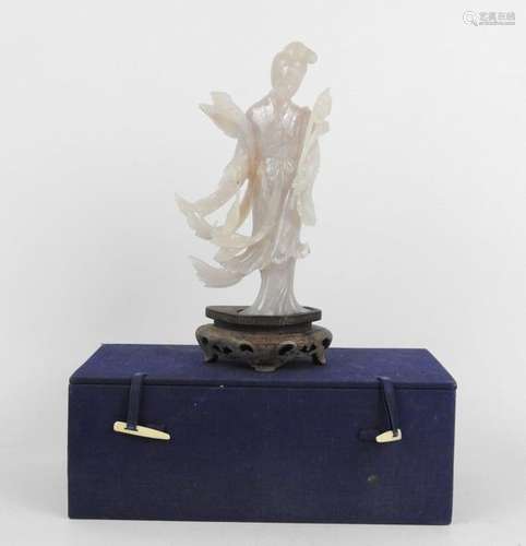 CHINE : Guanyin en pierre dure sculptée. Sur socle…