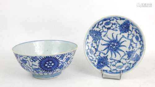 CHINE : Bol en porcelaine blanc bleu à décor de mo…