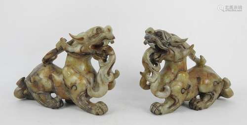 CHINE : Paire de dragons en pierre dure sculptée. …