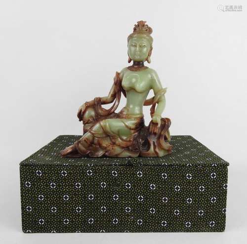 CHINE : Courtisane en pierre dure sculptée. Haut.:…