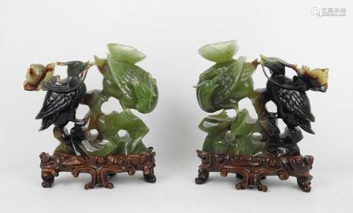 CHINE : Deux groupes en jadeïte sculptée représent…